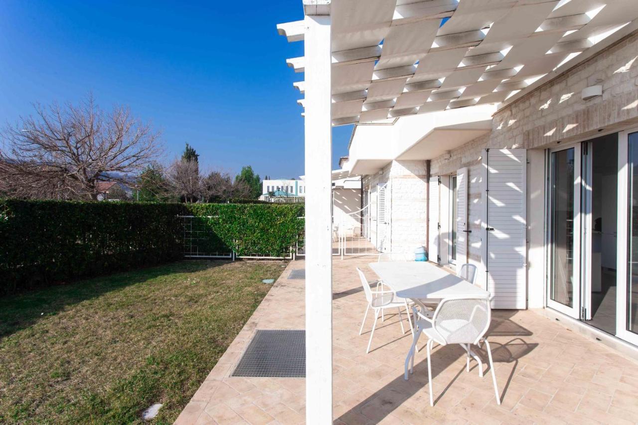 S018 - Sirolo, Nuovissimo Trilocale In Pietra Con Giardino Dx Appartement Buitenkant foto